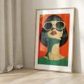 Plakat z kobietą w stylu retro w ramie