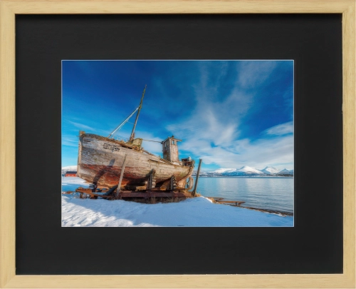 Stary Statek – obraz w ramie 32x26 z czarnym passe-partout.