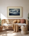 Dekoracja ścienna Manon – pejzaż górski w naturalnej ramie.