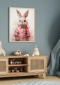 Plakat w przedszkolu Zając w różowym płaszczu
