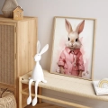 Plakat w ramie Zając w różowym płaszczu